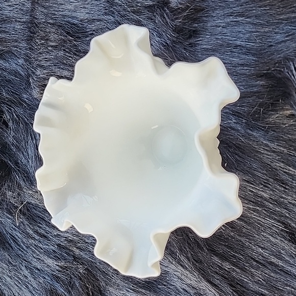 VINTAGE  RUFFLED  HOBNAIL MILK GLASS BOWL. - Picture 2 of 7